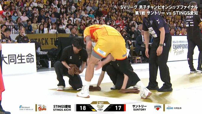 デファルコにタオルを手渡され笑顔のモッパー青年