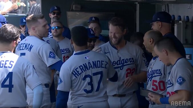 「この歓声を聞いてくれ」ド軍カーショーの“粋な降板シーン”にファン感涙 フリーマンと笑顔で抱擁…球場誰もがスタオベの圧巻光景 3枚目