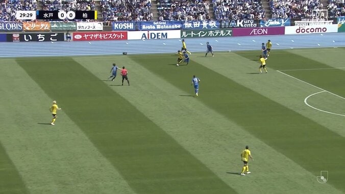 「これでレッド？」「踏んでるやん」柏MF、足裏で踏みつけて痛恨の一発退場「バランス崩した結果だと思うんだが…」ファンの意見真っ二つ 3枚目