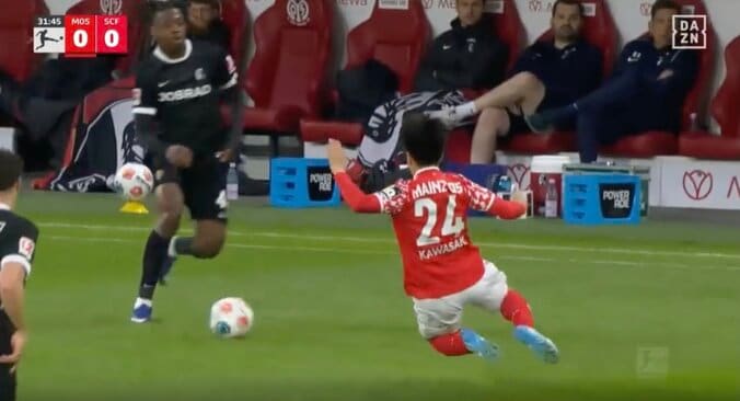 「エグすぎる」川﨑颯太、爆速スピード→“豪快スライディングタックル”炸裂「メンタル強い」ファウル判定に不満… 体ごと吹っ飛ばす一撃 3枚目