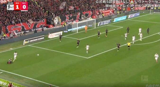 「エグすぎん？」大ブーイングの嵐！バイエルンFW、相手を吹っ飛ばす“爆速タックル”→急加速からの鬼ディフェンス炸裂「怖すぎだろ」 5枚目