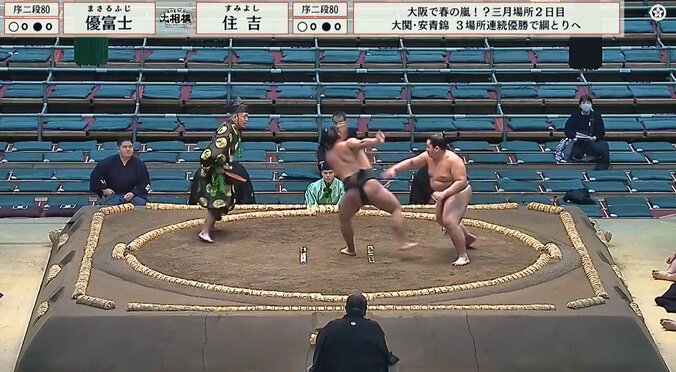 たった“一撃”で…力士が土俵の反対側に吹っ飛ぶ光景に館内どよめき「吹っ飛んだ」「反対側まで」 3枚目