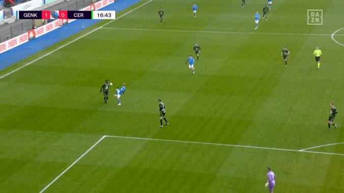 ファウルすれすれ！伊東純也の“ハイ・トラップ”が話題「よく収めて繋いだ」先制点の起点になったアクロバティック美技 4枚目