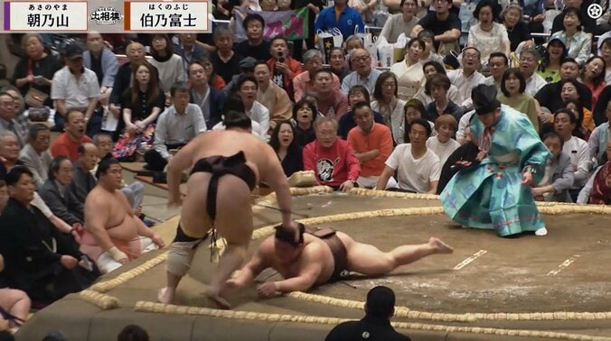 「大事なところを…」伯乃富士、想定外の珍事に苦悶 土俵下で苦笑いも「笑顔出てるw」「その時の対応だ」呼出が“トントン”でファンほっこり 3枚目