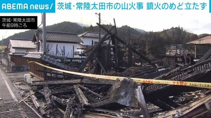 黒こげになった木造住宅