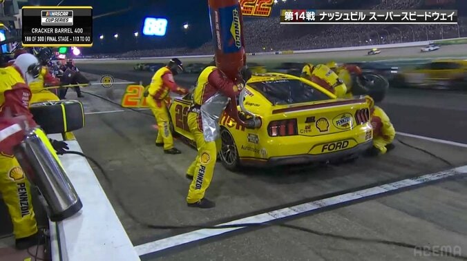 燃料缶を抱え上げて給油する