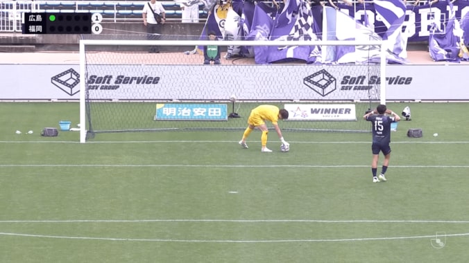 「いい根性しとる笑」Jリーグの“煽り合いPK”に大ブーイング！福岡DFが“耳当て挑発”→広島FWも仁王立ちで対抗「これくらいのプロレスは必要」 3枚目