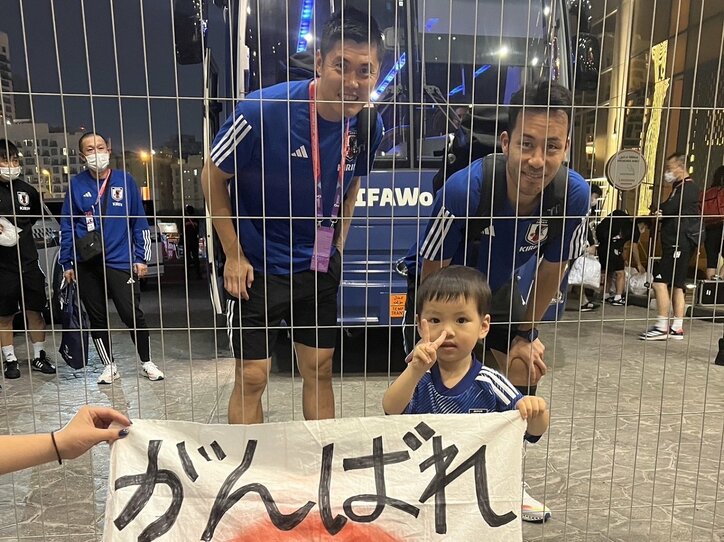 敗戦直後に川島永嗣と号泣ハグ 男性サポーターが明かした“絆と秘話”「日本人サポーターが心の底から『ニッポン』と叫べるように…」熱い思いを激白