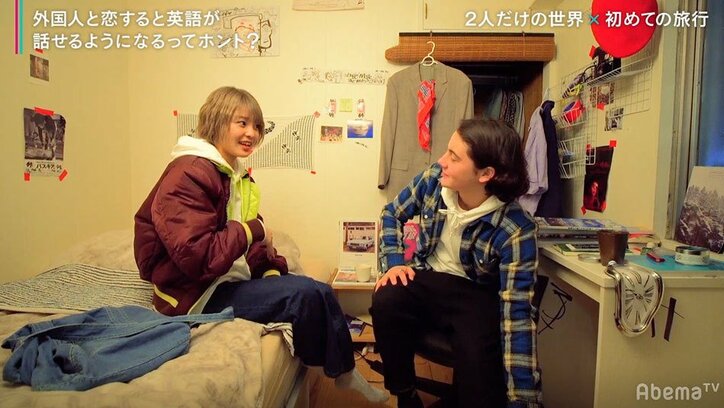 イケメン外国人が手料理を披露！卵を片手で割る姿に女性陣メロメロ