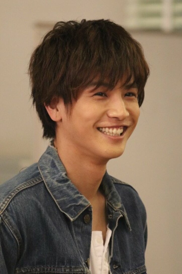 岩田剛典、インテリ風メガネ姿&笑顔ショットにファン歓喜「どっちも好き」