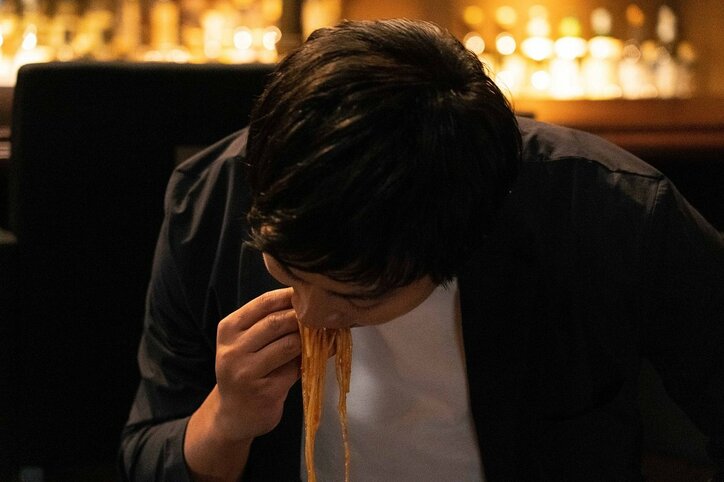 1億円の契約金を要求＆床のパスタを食べさせる…!? 鈴木愛理の“お騒がせ”モデル役に 「悪い役もハマってる」「見たことない愛理ちゃん」と大反響 1枚目