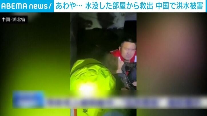 救助隊と引っ張り出された住民