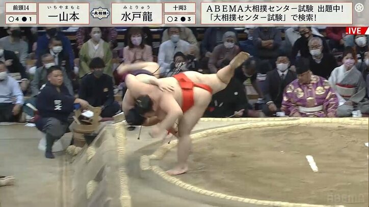 腕一本で土俵下までドーン！豪快に投げられた力士「あれ？なんでここに」と呆然、館内からはどよめき