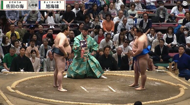 えぇー！ 親方の背後から有名美人モデルが&ldquo;ひょっこり&rdquo;登場 熱戦直後の際立つ存在感に驚きの声