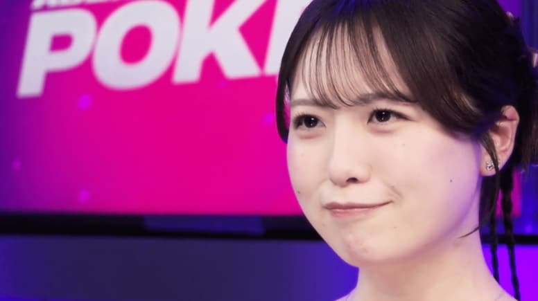 「可愛いな」“マシュマロボディ”のグラドルポーカー女子、ギャップ全開の“妖艶”ブルードレス姿に反響