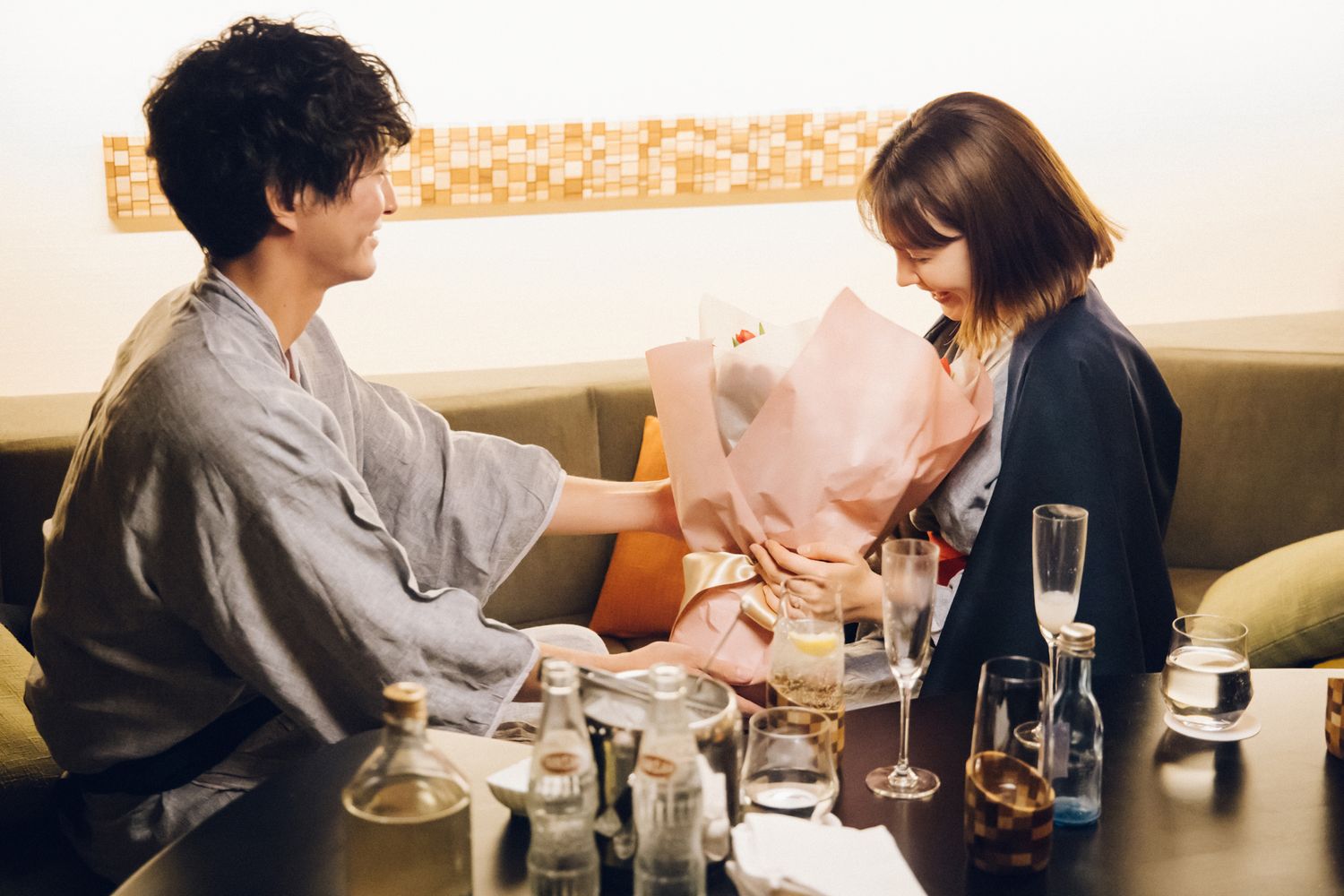 トリンドル玲奈 サプライズに大感激 夫 浅香航大が誕生日に花束をプレゼント 花言葉は真実の愛 私たち結婚しました2 第9話 ニュース Abema Times