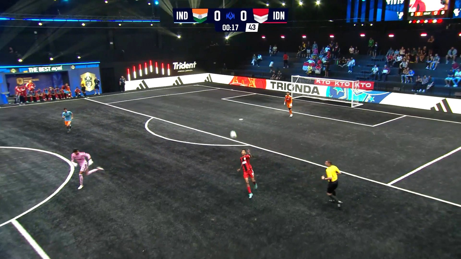 必死に戻るインドGKだったが…