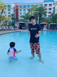 アレクサンダー『ホテルのプール入ってから 世界最大のディズニーランド行ってくるよ』