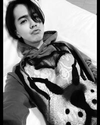 片寄涼太、お気に入りの“パーカーコーデ”をモノクロ写真で紹介！「何その口～かわいい」「はい、最高っす」とファン悶絶！