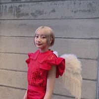 「天使だ」「可愛い」武田玲奈、金髪に羽を生やした『美食探偵』オフショットにファン悶絶