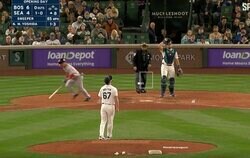 吉田正尚がブチキレた…！？ 凡打した直後にバットを地面に叩きつけてファン騒然 「感情出すの珍しいな」「だんだん調子上げてくる」