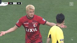 「これはさすがにファウルだろ」鈴木優磨、シャツを引っ張られて引き倒されても“ノーファウル”の判定に抗議の瞬間　「こういうとき笛吹かれないよね」ファンも不満噴出