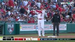 大谷翔平、「あと少しでランニングホームラン！？」なスリーベース　ダイナミックなスピードに球場ファンも立ち上がって拍手喝采