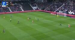 まじかよ！伊東純也、ジャンプしながら足元ピタリ「簡単に止めるよな」ビタ止め“神トラップ”から稲妻ドリブル炸裂の瞬間