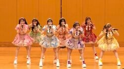 FRUITS ZIPPERのライブに“まさかの乱入者”がサプライズ登場…異様な光景に高校生たちの様子がおかしくなる「衝撃で泣いてるw」