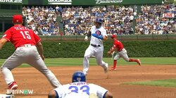 セイヤ、俺を見るんだ！激走・鈴木誠也に指示を出す三塁コーチの全力“腹ばい”ジェスチャー