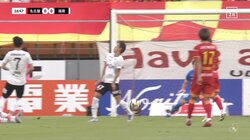 「怖い倒れ方」湘南DF、強烈弾丸ミドルが顔面直撃→転倒で「大丈夫か？」プレー続行もファンは心配の声