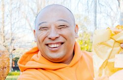 トム・ブラウンみちお、アイドルとデート！ほっぺたに食べカスがついているのを「かわいい」と指摘されガチ照れ