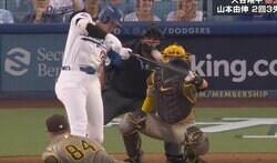 もうワケ分からん… 大谷翔平、衝撃“PS1号”が「エグすぎ」 ありえない“悪球打ち”に球場ドン引き…「それ打つか？」