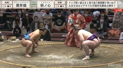 行司、声のトーンを変えて４度「手をついて」に館内から笑いが… 井筒親方「しっかりお互い合わせて」