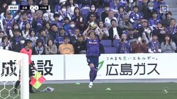 SNS沸騰！“ほぼ一直線”に飛ぶ鋭利な“30m級超高速ロングスロー”に衝撃「軌道やばいって」「まるでCK」「ロングスローは完全に戦術として確立した」