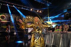 「39歳には見えない」レジェンド金髪女子レスラー、“純白ビキニショット”で圧巻プロポーションを披露…「息を呑むほど美しい」ファン驚愕