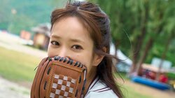 日向坂46佐々木久美1st写真集 グローブで顔を覆った“キャッチボール”カット公開