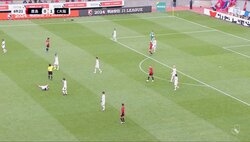 何が起こった？チームのエースがピッチで突然大の字に倒れてスタジアム騒然！駆け寄った香川真司も交代ジェスチャー…一度は試合続行も再度負傷交代にファンは「無理しないで」「怪我はいたい」