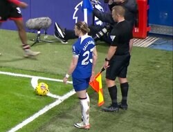 「え？」「フラッグ蹴った笑」激レアな珍事発生の瞬間！チェルシーMFがコーナーキックを蹴る→ピッチに謎の不審物？