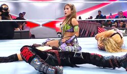 日本人女子レスラー、珍行動にレフェリー困惑 「プロレスしろw」「カイリかわいいね」「コミカルヒール」ファンほっこり