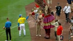 きゃー！ 吉田正尚、恐る恐る… ボストン激震 試合前に現れた3m級キャラクターとハイタッチを交わした珍光景