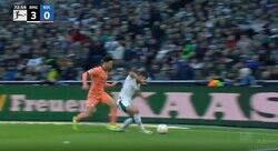 「追いつくのかよ！」「速すぎるだろ…」浅野拓磨が爆速スピードで“鬼プレス”を炸裂した瞬間　相手が倒れてファウル要求→線審が見抜いてシミレーション判定