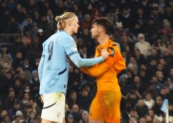 怪物ハーランドに喧嘩腰！“ちょっかい”から一触即発の激昂…引っ張り合いバトルの新人DFに驚愕の声「度胸がすげぇ」「熱いな」