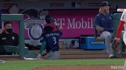 フライアウト→ヘルメットを叩きつけ マ軍打者2人が怒りあらわ ファン「負けられないって感じなんだろな」