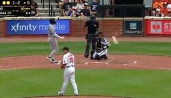 どこに怒れば… 菅野智之に“打者がイライラ”「そらキレる」連続三振でバットを思い切りブン投げる「飛ばしすぎw」