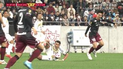 「ポドルスキから奪った！」槙野智章、強烈ダブルスライディングで元ドイツ代表を封じ込めた瞬間！手加減なしのガチンコ守備にスタジアム大喝采