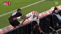 あわや大怪我！日本代表MF、強烈な体当たりで相手選手をピッチ外に吹っ飛ばし、敵地サポーターから大ブーイング