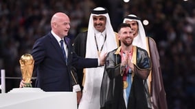 W杯優勝のメッシが着ていた黒いマントは何？　大会幹部が説明