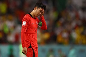 【W杯】韓国ソン・フンミン、監督の手を振り払うイライラ行為が物議　母国注目「慰めようと近づいた瞬間…」