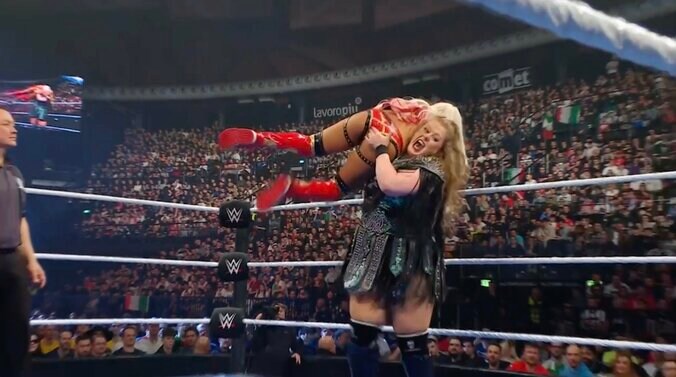 絶叫しながらゼリーナを担ぎ上げるパイパー